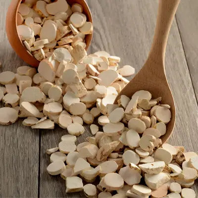 Sliced dried beige roots for kidney health and renal protection in herbal detox tea
