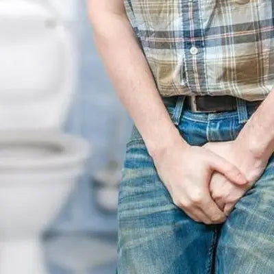 Homme avec jeans humides appréciant la santé des reins et la protection rénale avec un thé détox aux herbes