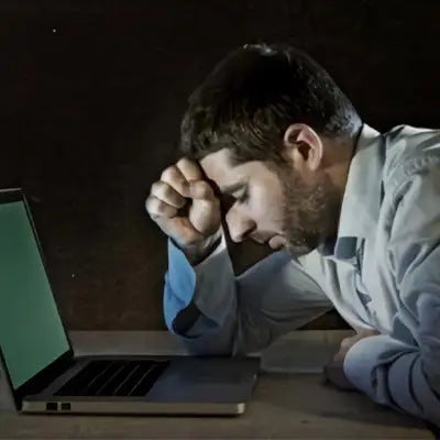 Verärgerter Mann am Laptop mit Darmreinigungstee, der Mandarinen-Schale aus der traditionellen chinesischen Medizin enthält