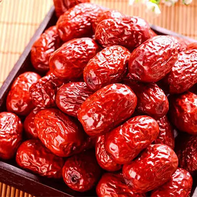 Pile of shiny reddish-brown jujubes, ideal for sleep quality herbal tea with Pina Date Seed