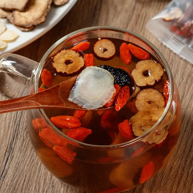 Herbal tea with jujubes and goji berries for kidney health and renal protection